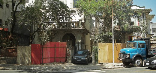 Casas demolidas na Rua Carlos Sampaio