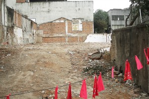 Restos das casas demolidas em 2010 na Rua Carlos Sampaio