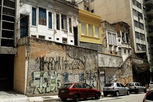 Casas "suspensas" na Rua Genebra